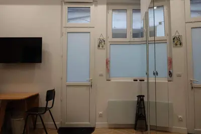 Télévision ou salle de divertissement dans l'établissement Santé - LB - Petit cocon dans le 14ème, Paris pour 2p