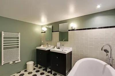 Salle de bains dans l'établissement 2 appartements en 1 - Superbe logement près du Louvre l 12P