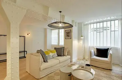 Coin salon dans l'établissement 2 appartements en 1 - Superbe logement près du Louvre l 12P
