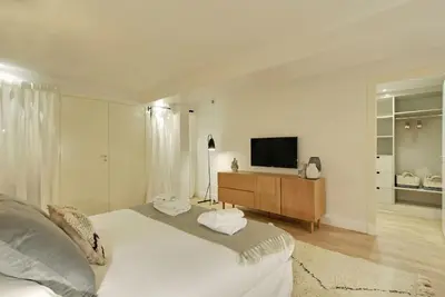 Télévision ou salle de divertissement dans l'établissement 2 appartements en 1 - Superbe logement près du Louvre l 12P