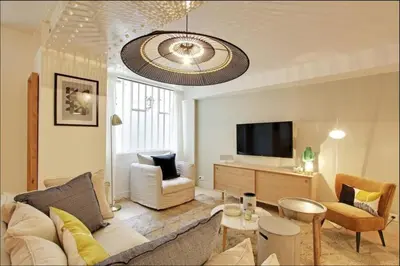 Télévision ou salle de divertissement dans l'établissement Superbe appartement aux Halles I