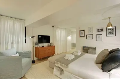 Télévision ou salle de divertissement dans l'établissement Superbe appartement aux Halles I