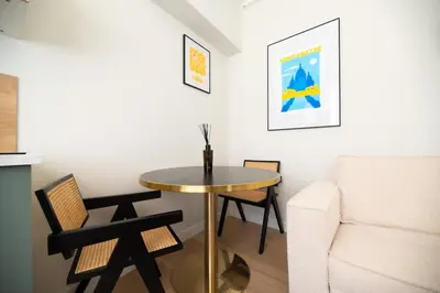 Coin salon dans l'établissement Cosy Studio with Prime Location, Le Marais