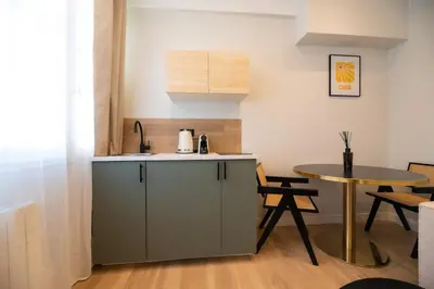 Cuisine ou kitchenette dans l'établissement Cosy Studio with Prime Location, Le Marais