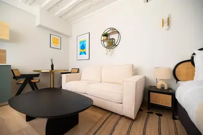 Coin salon dans l'établissement Cosy Studio with Prime Location, Le Marais