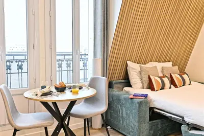 Coin salon dans l'établissement Studio élégant à Neuilly entre Paris et La Défense