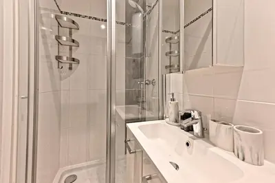 Salle de bains dans l'établissement Studio élégant à Neuilly entre Paris et La Défense