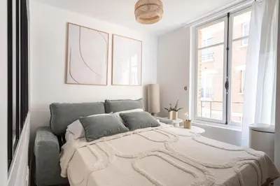 Un ou plusieurs lits dans un hébergement de l'établissement Cosy 1BR, Newly Renovated - Clichy | By Airnest