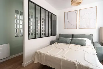 Un ou plusieurs lits dans un hébergement de l'établissement Cosy 1BR, Newly Renovated - Clichy | By Airnest