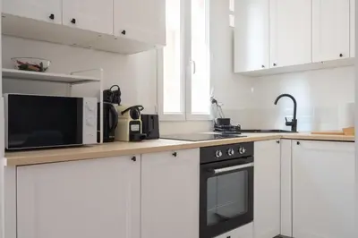 Cuisine ou kitchenette dans l'établissement Cosy 1BR, Newly Renovated - Clichy | By Airnest
