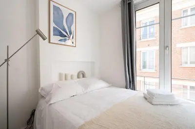 Un ou plusieurs lits dans un hébergement de l'établissement Cosy 1BR, Newly Renovated - Clichy | By Airnest