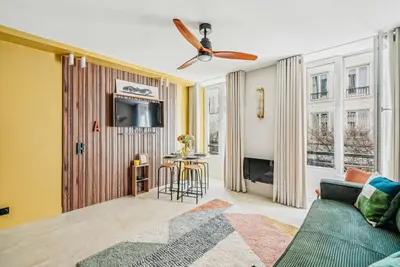 Télévision ou salle de divertissement dans l'établissement Appartement central 2BDR - 6P le Marais
