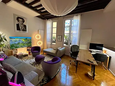 Télévision ou salle de divertissement dans l'établissement Superbe et inoubliable Appart Le Marais Paris