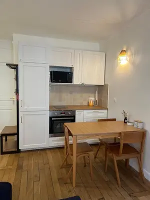 Cuisine ou kitchenette dans l'établissement Modern & Bright Apartment near Batignolles