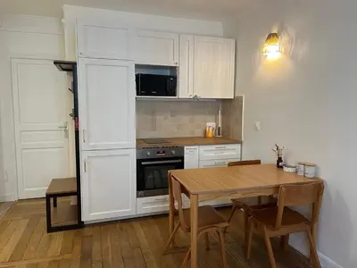 Cuisine ou kitchenette dans l'établissement Modern & Bright Apartment near Batignolles