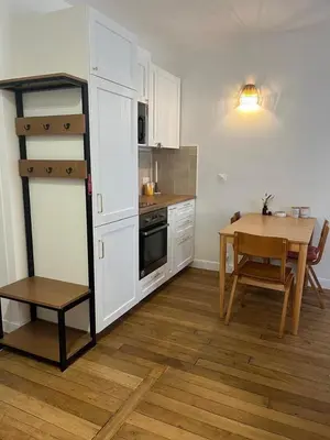 Cuisine ou kitchenette dans l'établissement Modern & Bright Apartment near Batignolles