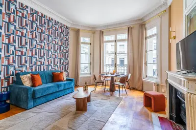 Télévision ou salle de divertissement dans l'établissement Élégant appartement - Proche Arc de Triomphe