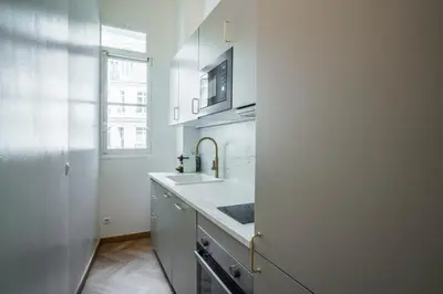 Cuisine ou kitchenette dans l'établissement Élégant appartement - Proche Arc de Triomphe