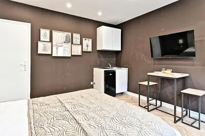 Télévision ou salle de divertissement dans l'établissement Studio Élégant Paris - Père Lachaise