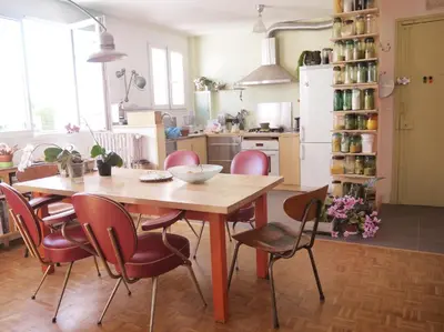 Cuisine ou kitchenette dans l'établissement Lumineux, calme, charme villageois à 2mn du métro parisien