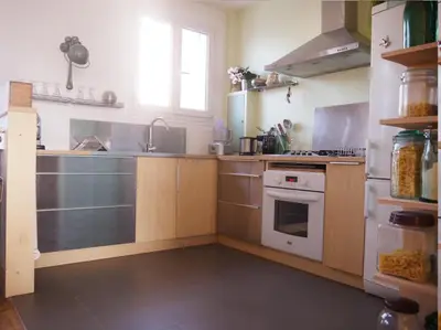 Cuisine ou kitchenette dans l'établissement Lumineux, calme, charme villageois à 2mn du métro parisien
