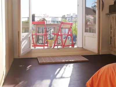 Balcon ou terrasse dans l'établissement Lumineux, calme, charme villageois à 2mn du métro parisien