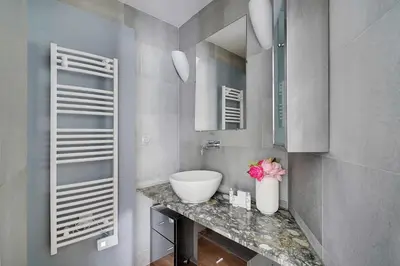 Salle de bains dans l'établissement Chic apartment - 2BR 6P - Saint-Ambroise