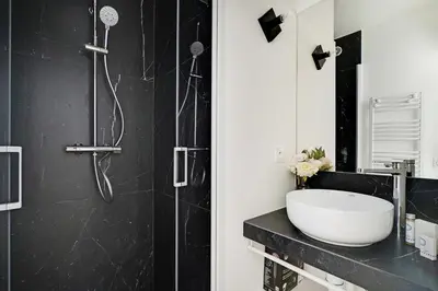 Salle de bains dans l'établissement Chic apartment - 2BR 6P - Saint-Ambroise