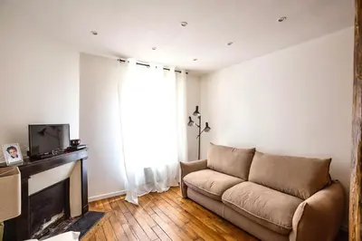 Télévision ou salle de divertissement dans l'établissement Nid cosy pour 2 pers -Canal St Martin -Paris 10*
