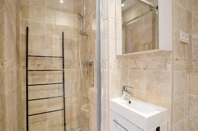 Salle de bains dans l'établissement Nid cosy pour 2 pers -Canal St Martin -Paris 10*
