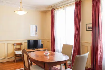 Télévision ou salle de divertissement dans l'établissement Lovely Paris flat close to Eiffel Tower
