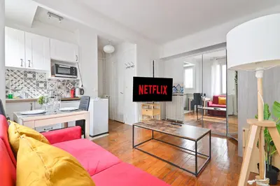 Cuisine ou kitchenette dans l'établissement Heart of Paris Studio-2P Invalides Free Netflix