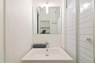 Salle de bains dans l'établissement Heart of Paris Studio-2P Invalides Free Netflix