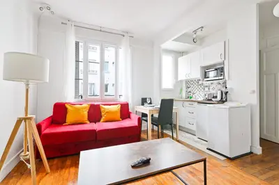 Cuisine ou kitchenette dans l'établissement Heart of Paris Studio-2P Invalides Free Netflix