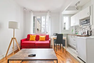 Cuisine ou kitchenette dans l'établissement Heart of Paris Studio-2P Invalides Free Netflix