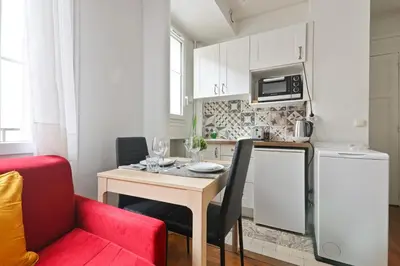 Cuisine ou kitchenette dans l'établissement Heart of Paris Studio-2P Invalides Free Netflix