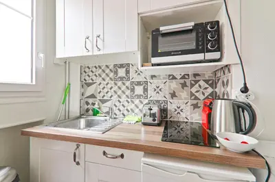 Cuisine ou kitchenette dans l'établissement Heart of Paris Studio-2P Invalides Free Netflix
