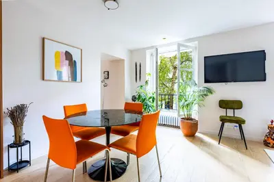 Télévision ou salle de divertissement dans l'établissement 42ChercheMidi New 100m2 3BR Designer Flat in Paris 6th St Germain-des-Près