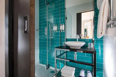 Salle de bains dans l'établissement Les Matins de Paris & Spa