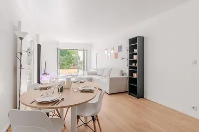Coin salon dans l'établissement Beautiful 4P Apartment with Garden - Paris 16th
