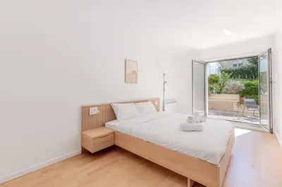 Un ou plusieurs lits dans un hébergement de l'établissement Beautiful 4P Apartment with Garden - Paris 16th