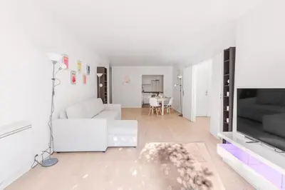 Télévision ou salle de divertissement dans l'établissement Beautiful 4P Apartment with Garden - Paris 16th