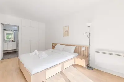 Un ou plusieurs lits dans un hébergement de l'établissement Beautiful 4P Apartment with Garden - Paris 16th