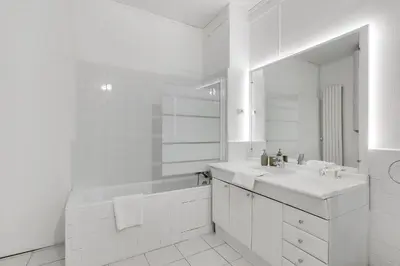Salle de bains dans l'établissement Élégance & confort à deux pas de la Madeleine