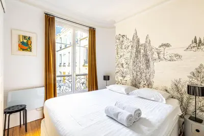 Un ou plusieurs lits dans un hébergement de l'établissement GuestReady - Charming home in the 15th Arr.