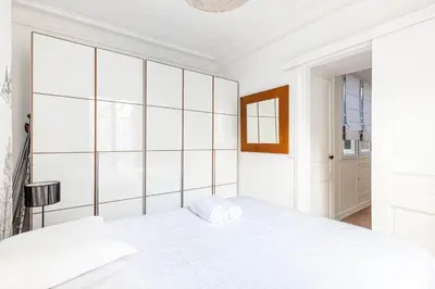 Un ou plusieurs lits dans un hébergement de l'établissement GuestReady - Charming home in the 15th Arr.