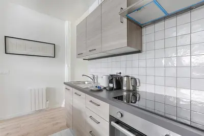 Cuisine ou kitchenette dans l'établissement Traversière III Boulogne-Billancourt Apartment4P