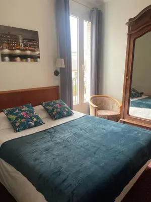 Un ou plusieurs lits dans un hébergement de l'établissement Hôtel Verlaine