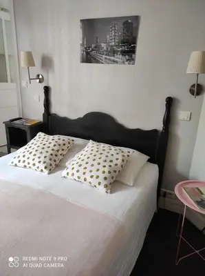 Un ou plusieurs lits dans un hébergement de l'établissement Hôtel Verlaine