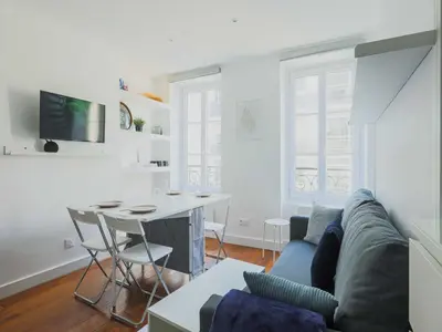 Télévision ou salle de divertissement dans l'établissement Modern apartment -1BR-3P-Ternes